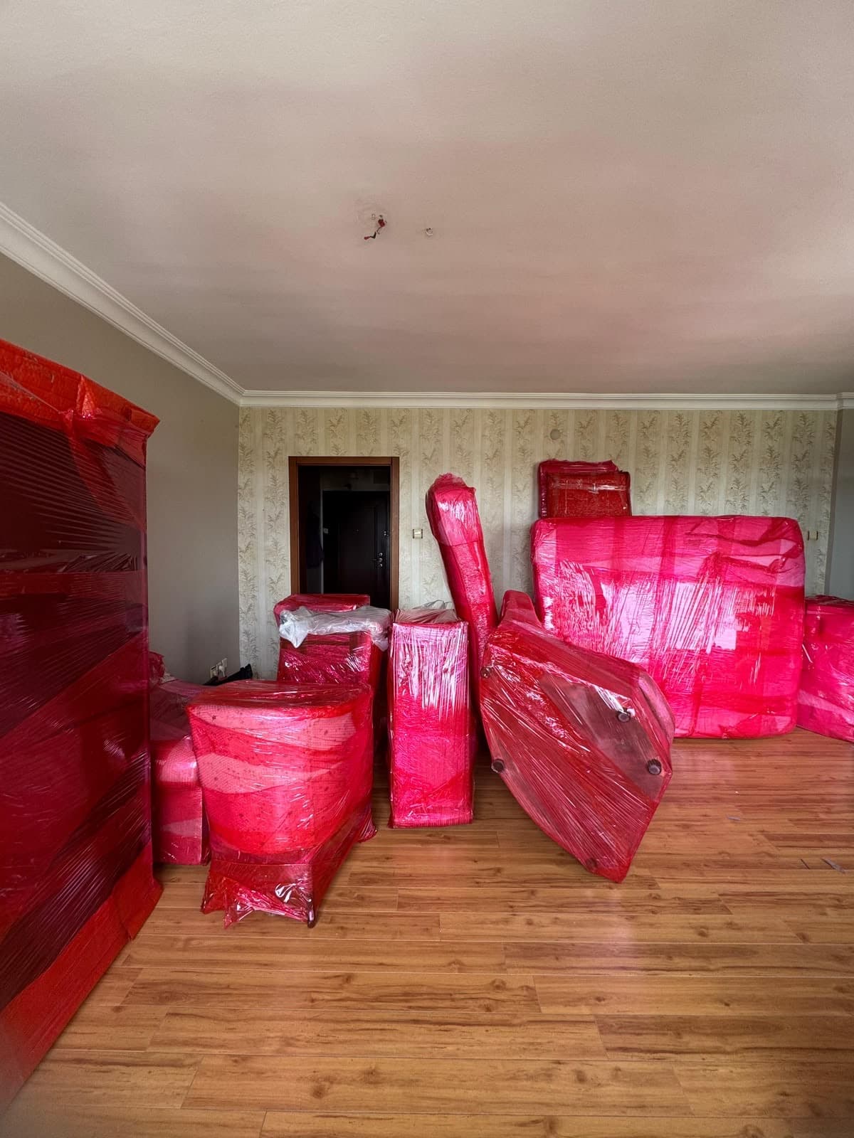 Özenle paketlenmiş ev eşyaları