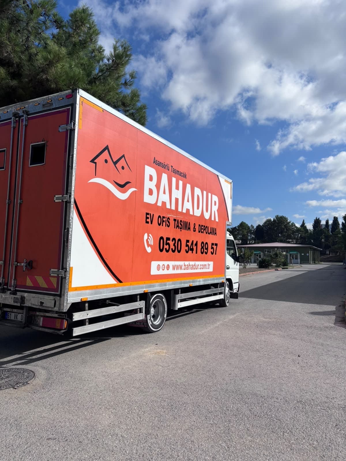 Bahadur Nakliyat asansörlü taşıma aracı