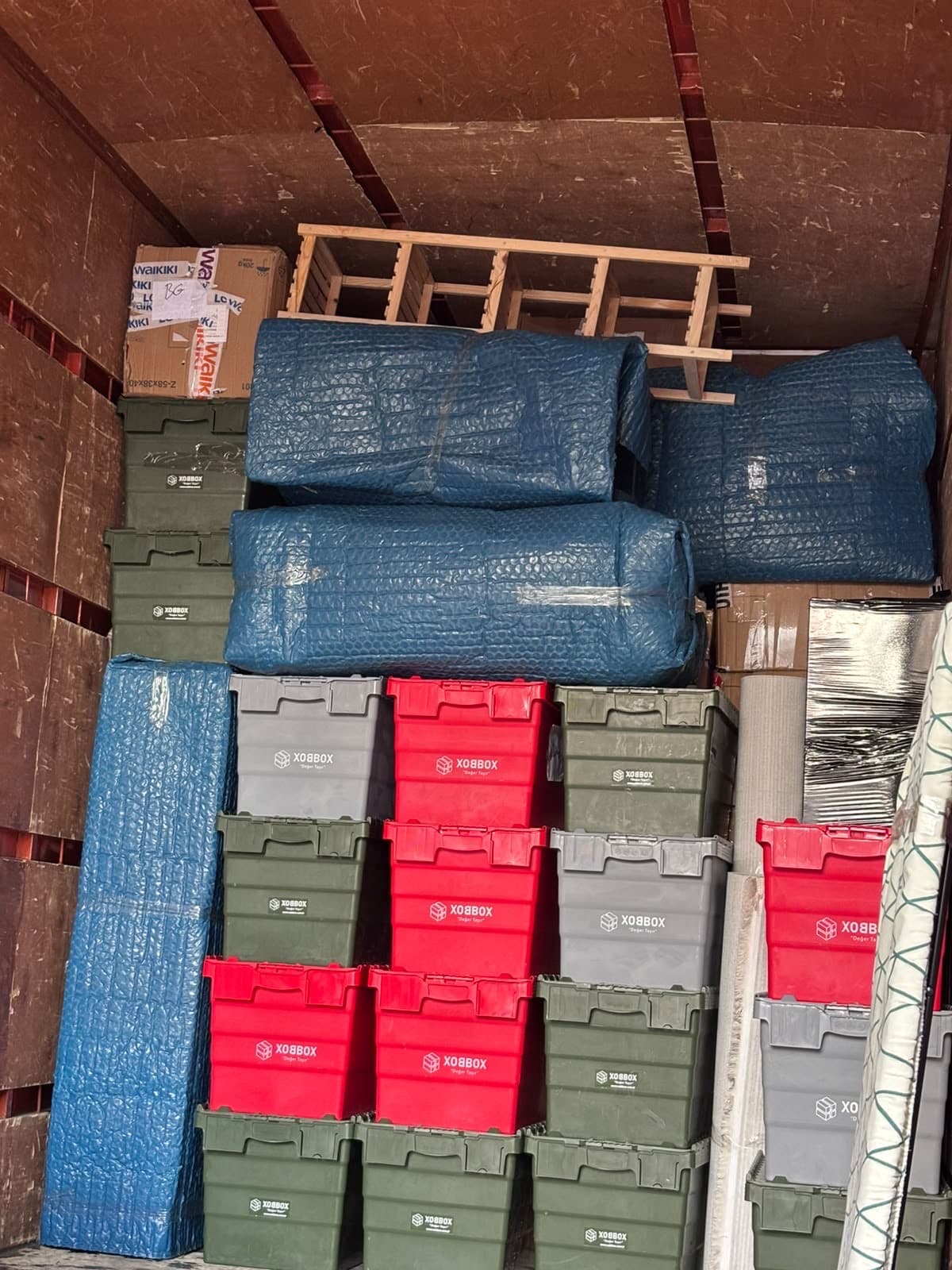 Taşıma aracına düzenli yerleştirilen eşyalar